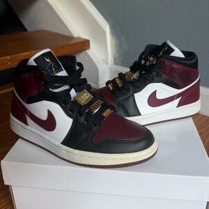 Women’s Jordan 1 Mid SE ‘Gold Pendants’